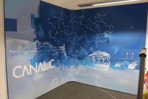Décoration murale d’un arrière-plan pour une chaîne de TV à Namur