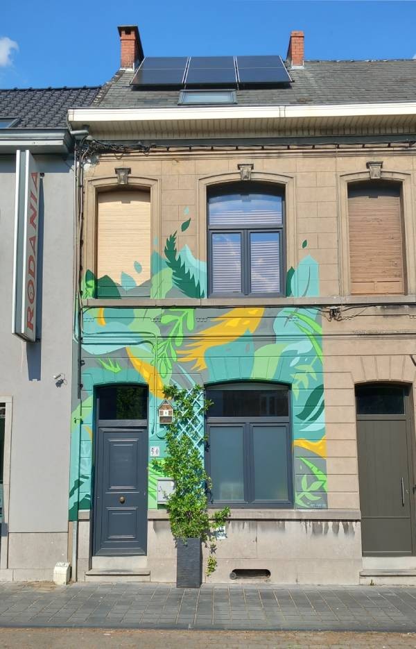 Fresque florale et géométrique sur une façade à Ath