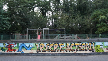 Exemple d'un graffiti mural réalisé dans une cour de récréation 