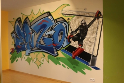 Graffiti du prénom Enzo sur un mur intérieur