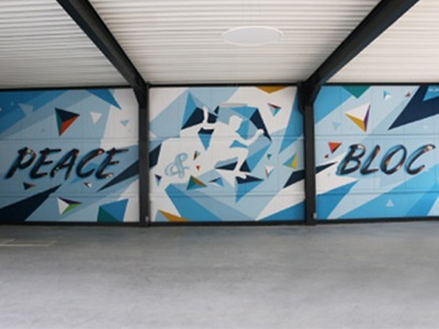 Peinture murale "Peace & Bloc" dans une salle d'escalade à Marche-en-Famenne