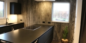 Réalisation d’une fausse matière sur un mur décoratif dans une cuisine à Huy
