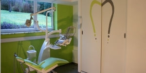 Chantier de mise en couleur des murs intérieurs d’un cabinet dentaire à Mettet
