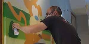 Artiste peintre mural : qu’en attendre par rapport à un peintre classique ?