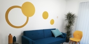 Décoration murale épurée et moderne dans un bureau médical à Profondeville