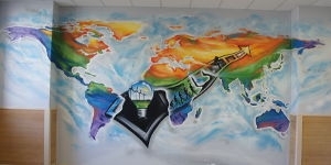 Réalisation d’une fresque murale représentant la carte du monde au sein d’une classe d’une école secondaire à Namur