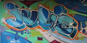 Décoration d’une chambre d’enfant avec un lettrage d’influence graffiti
