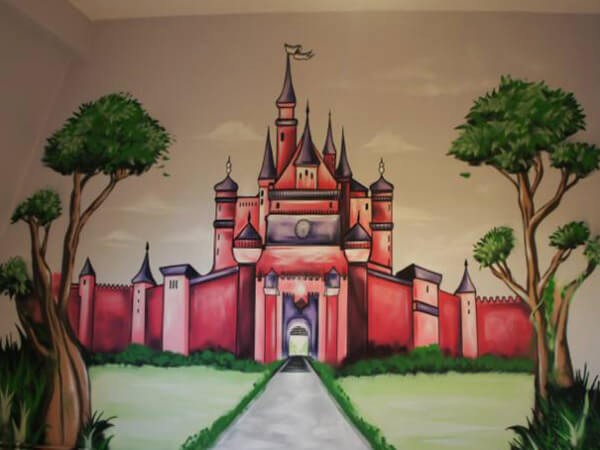 Fresque murale en trompe l’œil dans une chambre d’enfant