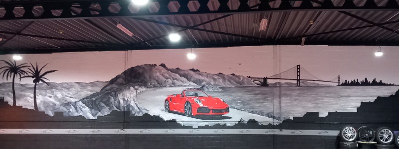 Fresque murale réaliste d’une Porsche 911S dans un garage à Liège