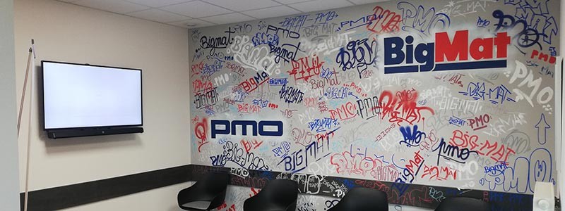 Peinture graphique décorative dans une salle d’attente à Suarlée