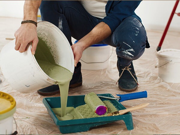 Travaux de peinture dans une école à Marche-en-Famenne