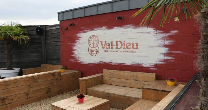 val dieu fresque biere deco exterieur